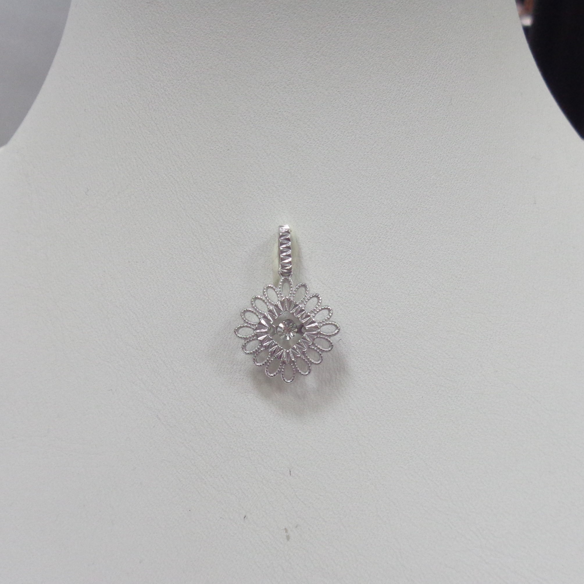 Серебряная подвеска с бриллиантом "Танцующий камень"